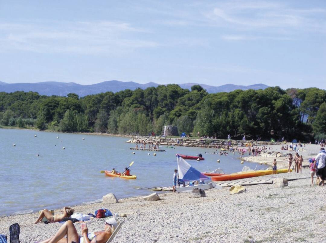 Lake Jouarres
Perfect for a relaxing break in an idyllic setting, between shady pine forests and rolling hills. Swimming, hiking, fishing and inflatable games for children are on the programme.