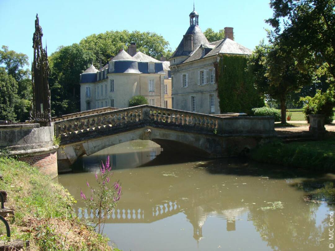The Ch&acirc;teau de Malicorne: A 17th century neo-classical castle, it was the privileged place of the social life of the local nobility. Madame de S&eacute;vign&eacute; loved to walk in its magnificent park.