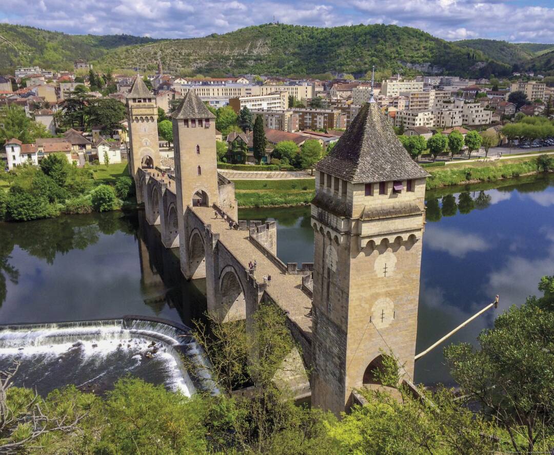 The city of Cahors. Cahors is full of history and monuments from the past. Leave your houseboat behind to visit the city&#39;s landmark, the Pont Valentr&eacute;, a UNESCO World Heritage Site!