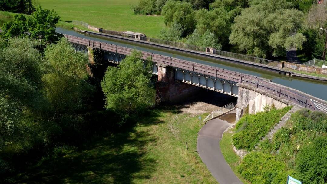 The Albe Canal Bridge

This 47.60 m long canal bridge spans the river Albe. It was built in 1867 and was one of the first iron bridges in France.