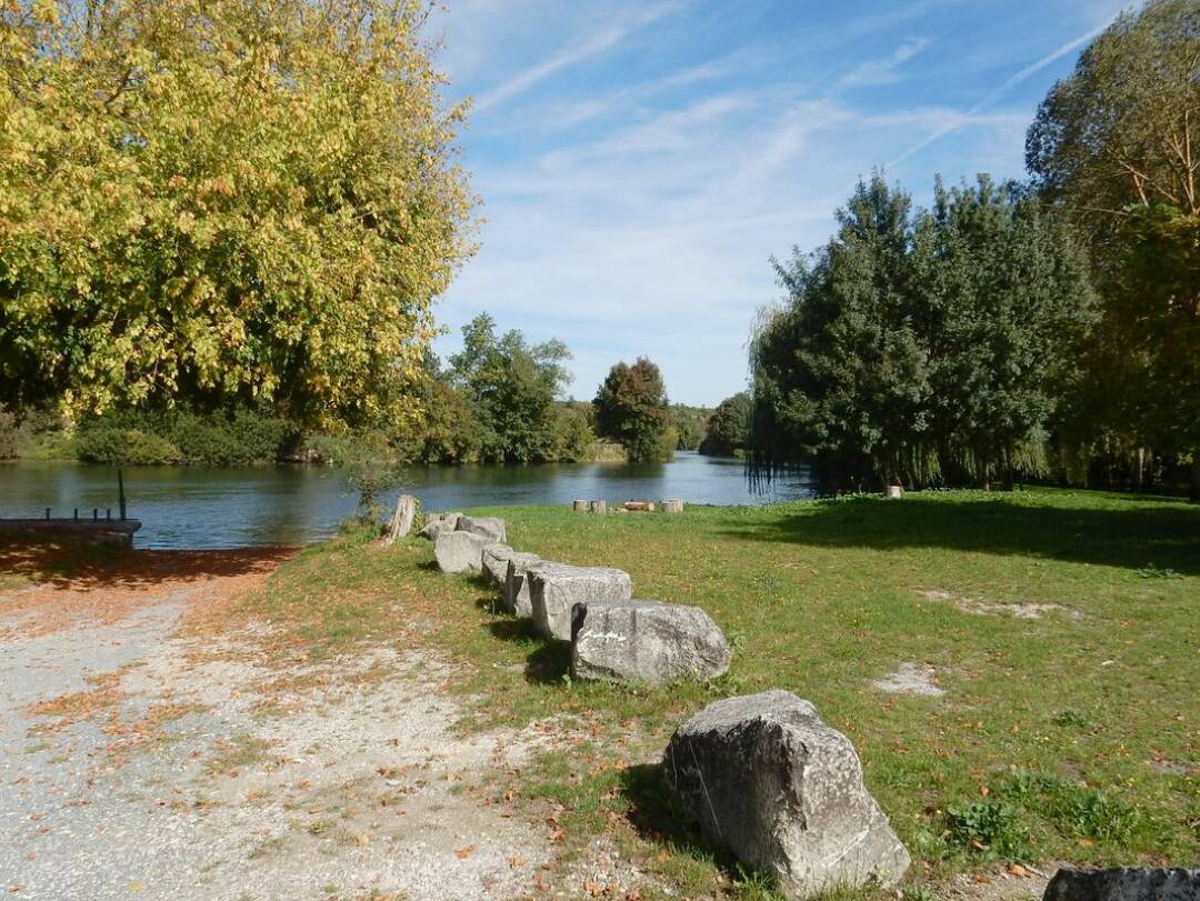 Le Port du Lys - Nautical activities : Located in Salignac-Sur-Charente, the Port du Lys is the emblematic place of the commune. On the banks of the Charente, it is the ideal place for walkers, hikers or cyclists and boaters. In summer, you can find a guinguette. R&eacute;gion Nouvelle-Aquitaine, Inventaire g&eacute;n&eacute;ral du patrimoine culturel - Moisdon Pascale