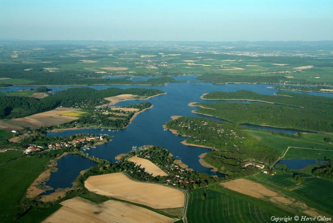 The Stock pond and water activities

This pond has a beach and will allow you to practice water activities (sailing, pedal boat, canoe...) &copy;Herv&eacute;Colson