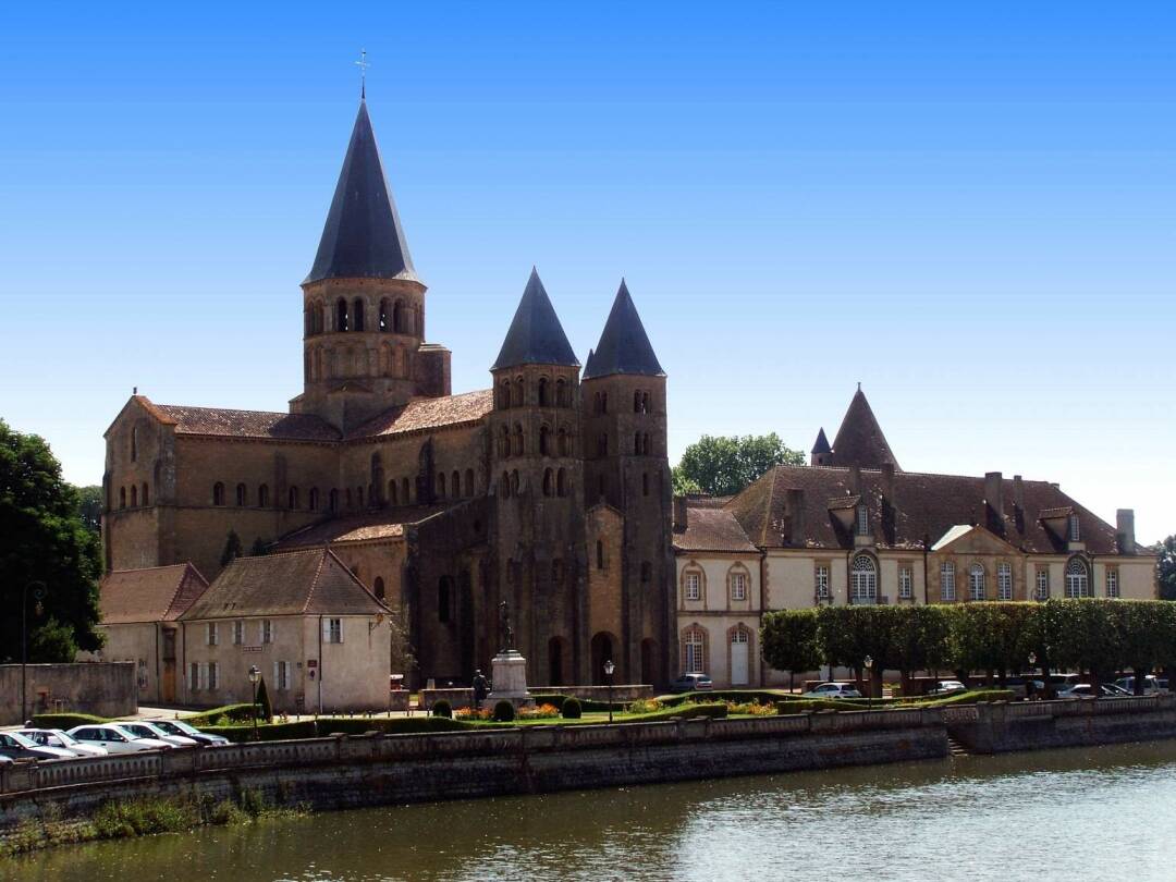 The basilica of Paray-le-Monial: You can visit this jewel of Romanesque art freely. It is the best preserved model of Cluniac architecture in Burgundy.