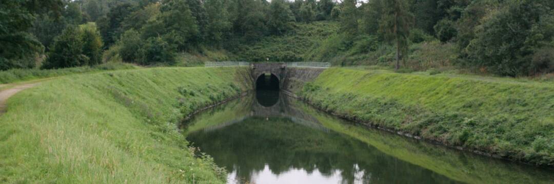 The Ham-sur-Meuse tunnel

3 km south of Givet, this 564 m long tunnel was dug in 1880. It allows you to avoid a loop of the Meuse of several kilometres.