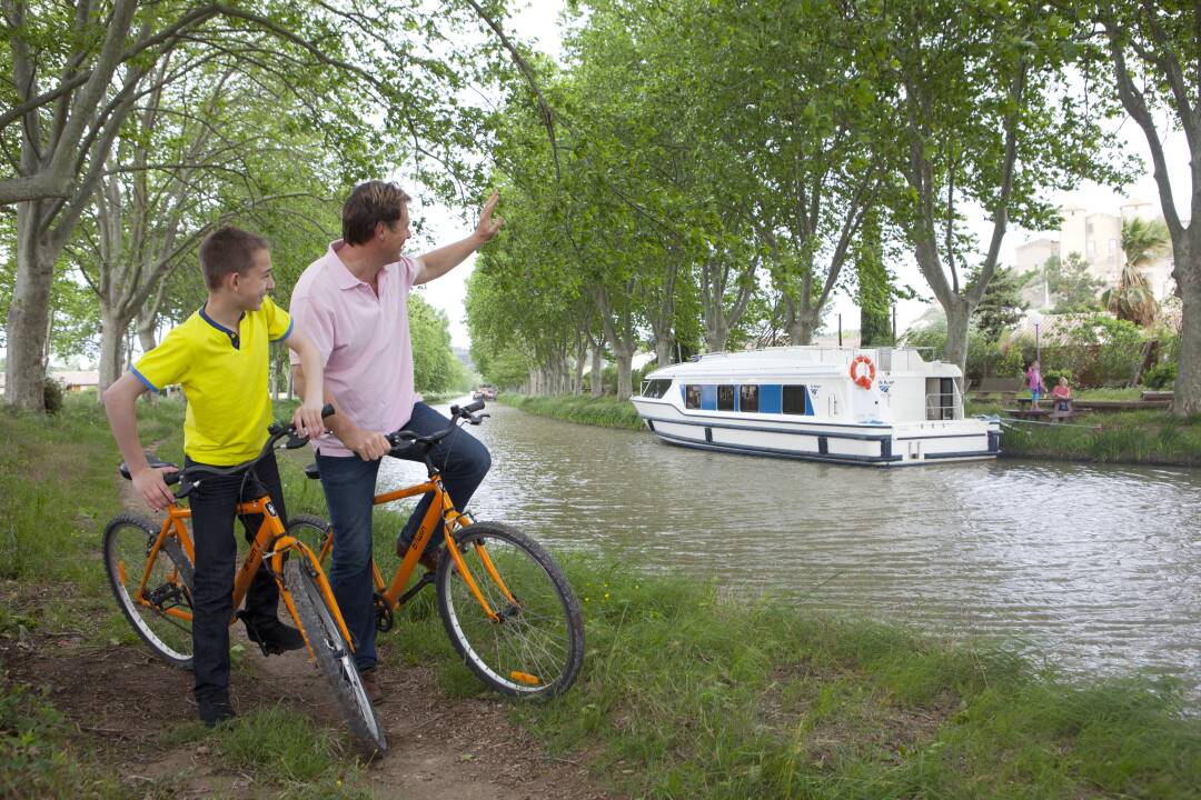 The towpath along the Canal du Midi. On foot or by bike, discover this majestic canal with its hundred-year-old plane trees in a different way.