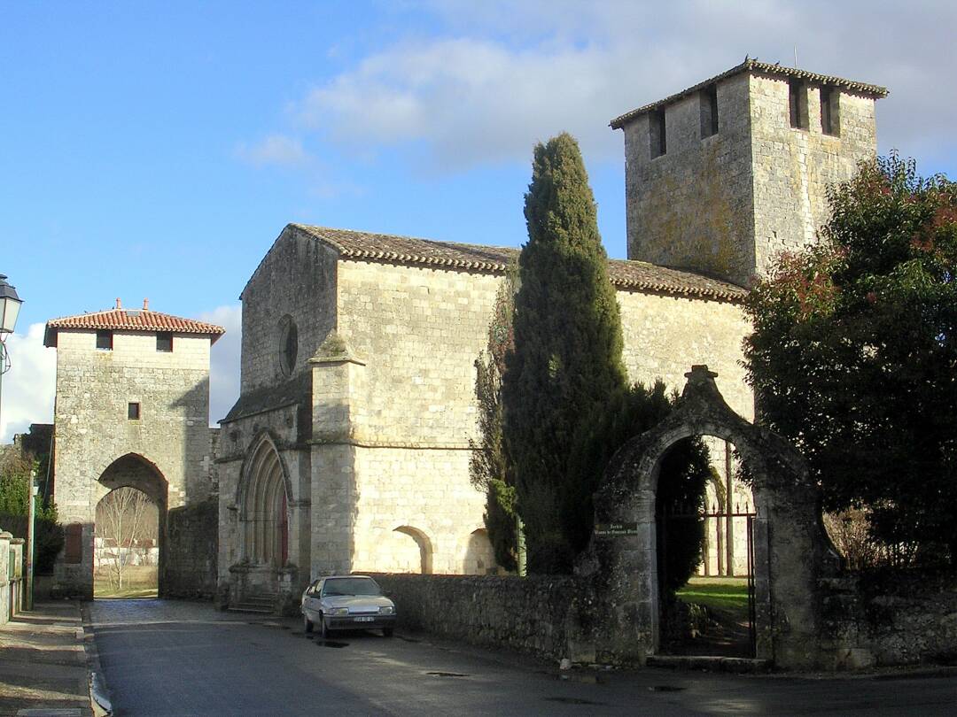 La Bastide de Vianne: Founded in 1284, it has preserved its fortified rectangular enclosure and its checkerboard plan, characteristic of the bastides of the region. Cross the village and discover the church, its bell tower, its vault and its old cemetery.