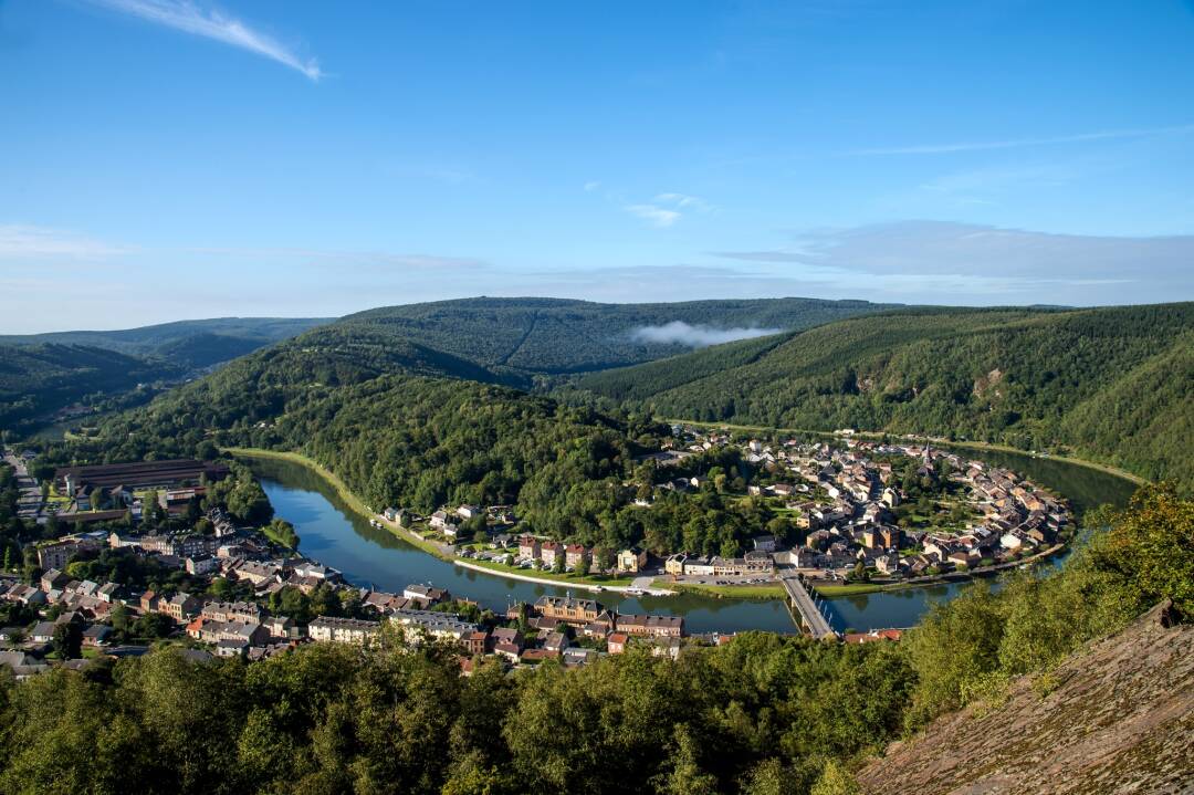 La Roche &agrave; Sept-Heures

In Montherm&eacute;, the Roche &agrave; Sept-Heures offers a breathtaking panorama of the large symmetrical loop that surrounds the town. D.Truillard