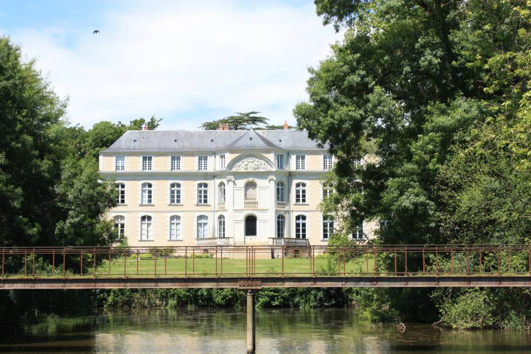 Le Lion d&#39;Angers is best known for its famous stud farm. During your houseboat stopover, don&#39;t hesitate to visit it on the Isle Briand, so you can discover the 18th century castle.