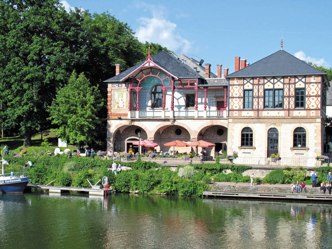 Sarreguemines, capital of earthenware

The welcoming marina of Sarreguemines is located at the foot of the former casino, now transformed into a brewery. You can visit the Moulin de la Blies and learn the secrets of the faience makers.