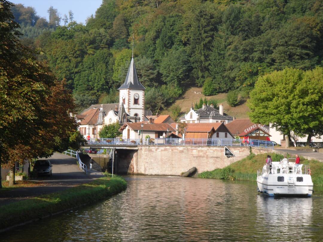 Lagarde, a bucolic stopover: Located in the Lorraine Regional Nature Park, this village has a Memorial for history buffs and a pleasant marina with many activities available, including beautiful walks and bike rides.