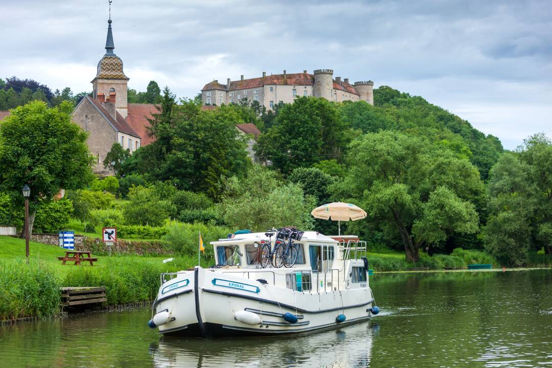 Ch&acirc;teau de Ray-Sur-Sa&ocirc;ne: The Ch&acirc;teau de Ray-Sur-Sa&ocirc;ne, a former 10th century fortified castle, is nestled in the heart of a 6-hectare wooded park. The site offers an exceptional panorama of the village of Ray-Sur-Sa&ocirc;ne and the Sa&ocirc;ne valley. Guided tours are available upon reservation.