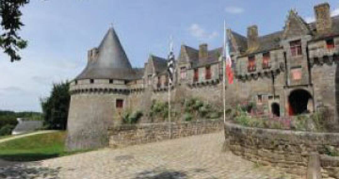 Pontivy for its medieval streets and the Rohan castle &copy;BOURCIER Simon