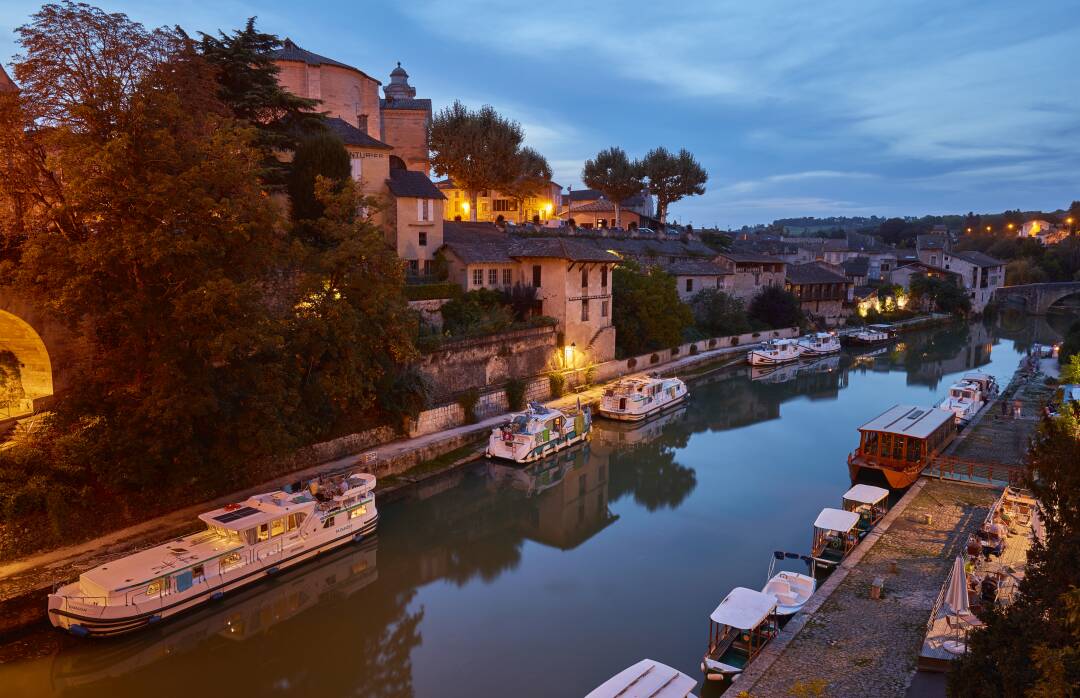 N&eacute;rac and its port, one of the most beautiful in France: Located in the heart of the city, the port of N&eacute;rac offers an exceptional panorama between the Pont Vieux and Pont Neuf. On the left bank you can see the Ch&acirc;teau-Mus&eacute;e Henri IV and the church of Saint-Nicolas. On the right bank, the facades and roofs of Petit N&eacute;rac and the church of Notre-Dame are spread out.