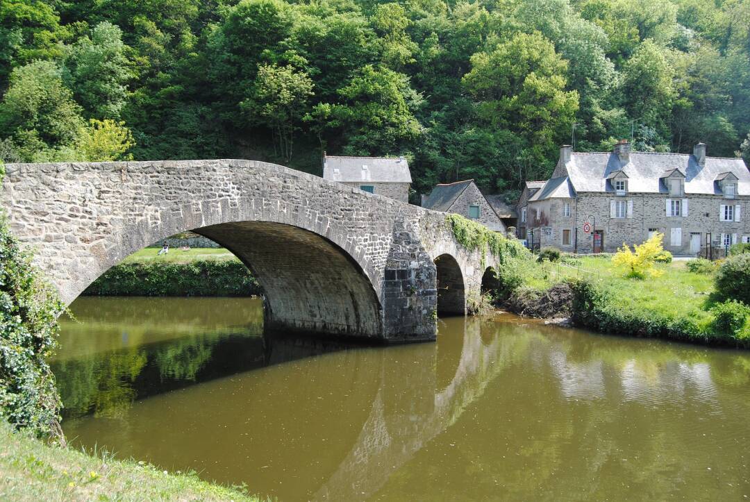 L&eacute;hon, its abbey founded in the middle of the 9th century and its small town of character