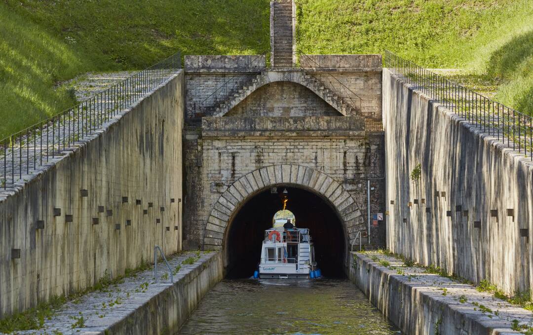The Saint-Albin tunnel: The 681-metre long Saint-Albin tunnel was built in the 19th century under the orders of Napoleon III. This underground canal is classified as a Historic Monument and offers pleasant walks between land, stone and water, on foot or by boat.