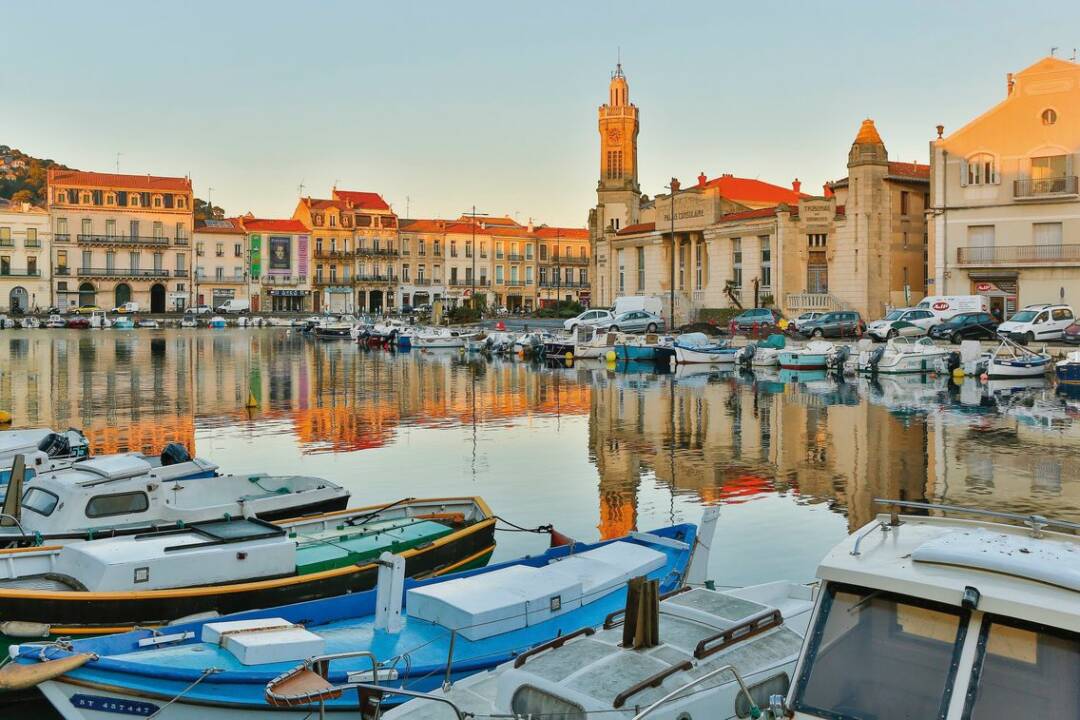 S&egrave;te, the &quot;Venice of Languedoc&quot; is a city between the sea, canals and the Thau Lagoon. It is also the birthplace of Georges Brassens, to whom a museum is dedicated. From May to September, don&#39;t miss the water jousting tournaments!