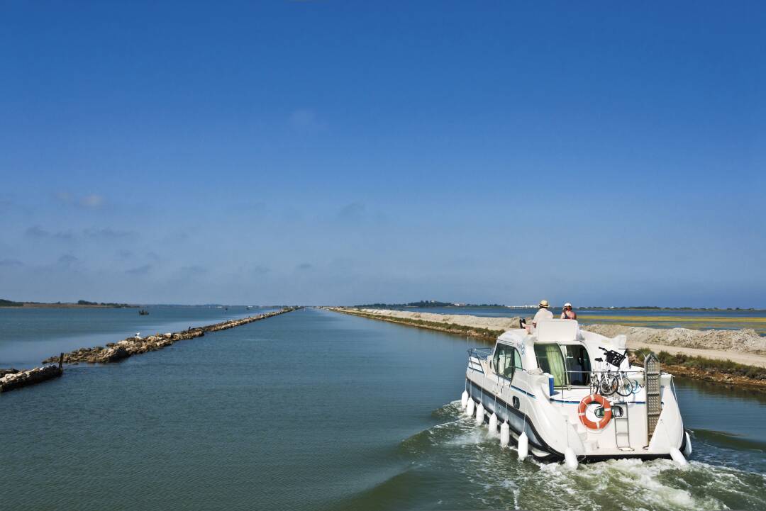 The impressive Etang de Thau is the largest body of water in Occitania! Discover the Etang de Thau museum, the villages of character, the Gallo-Roman villa of Loupian and enjoy some Bouzigues oysters, accompanied by a glass of Muscats wine.