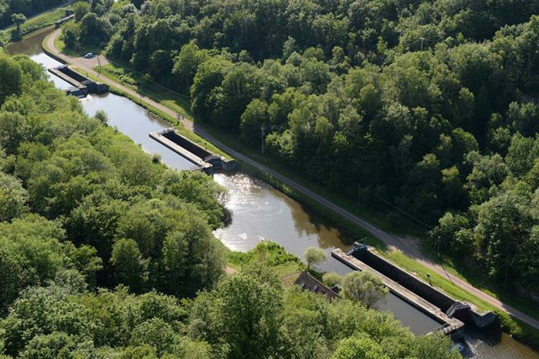 The Sardy lock scale: 4 km north of Baye, with its 16 locks, this scale is one of the largest in France. In order to make this passage pleasant, craftsmen have settled in the lock houses (painter, potter,...).