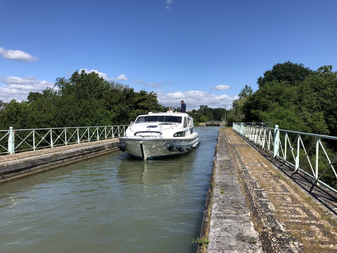 The Canal Bridge of Agen: 540 metres long, the Canal Bridge of Agen is the second longest in France. It has 23 arches with an opening of 20 metres and a height of 10 metres. If you want to take a nice walk on the Garonne and admire the view, a footbridge allows you to appreciate the bridge-canal in all its splendour.