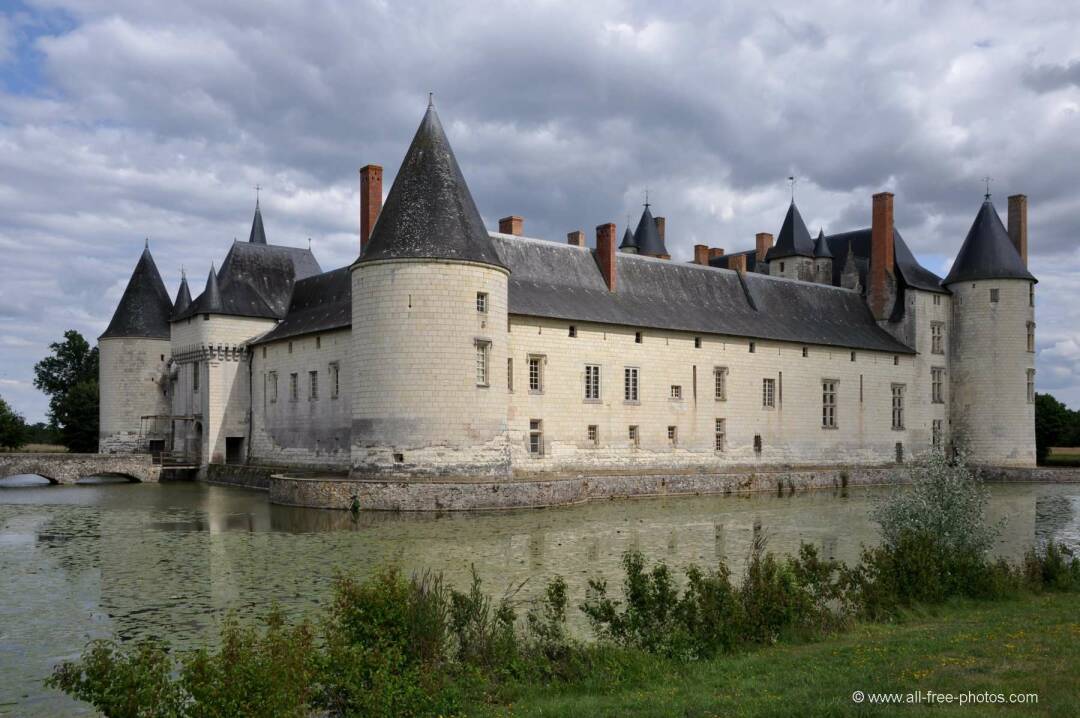 Ch&acirc;teau du Plessis-Bourr&eacute;: Located north of Angers, 4 km from the Sarthe river, this elegant 15th century fortress resembles a fairy tale castle. It is reached by a 43-metre bridge over its wide moat. It has been chosen as the setting for many films, including Peau d&#39;&Acirc;ne.