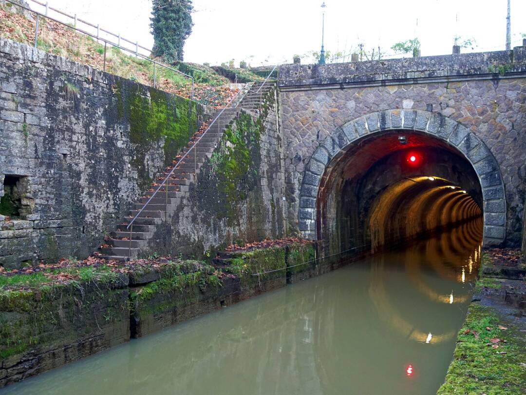 The Pouilly-En-Auxois tunnel is the flagship structure of the Burgundy canal. At 3.3 km long, it is a real technical feat for the beginning of the 19th century.