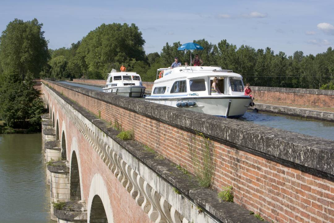 The Canal Bridge of Moissac: Built in 1844 with bricks from Toulouse, this canal bridge allows houseboats to cross the Tarn.