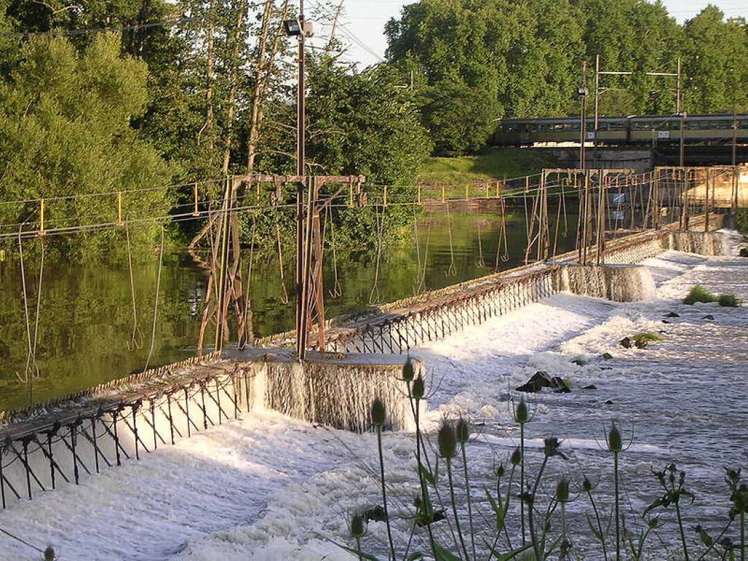 The Auxonne needle dam: Auxonne has a wooden needle dam 220 metres long. It was one of the last needle weirs to operate in France, and is now doubled by an automated pneumatic dam.