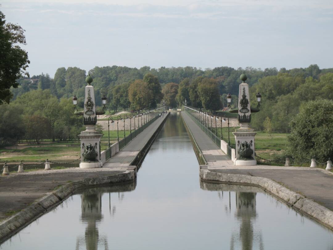 The Briare Bridge-Canal: The largest metal bridge-canal in France, 662 metres long, is lined with 72 lampposts. The bridge-canal is one of the most prestigious works of the French river heritage and constitutes a singular element of our national heritage and attractiveness of the territory.