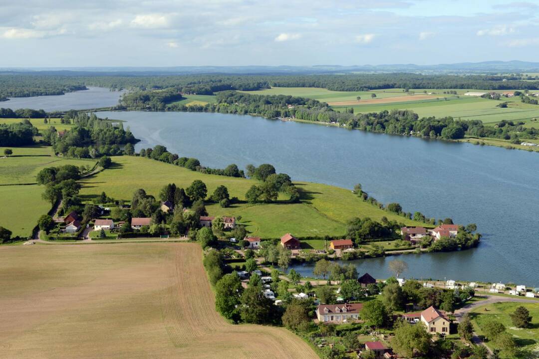 The Baye lake and water activities: The Baye lake leisure centre offers many land and water activities to do with family and friends. Bike rides, canoeing, paddle, windsurfing, hiking to discover the fauna and flora. S-JeanBaptiste