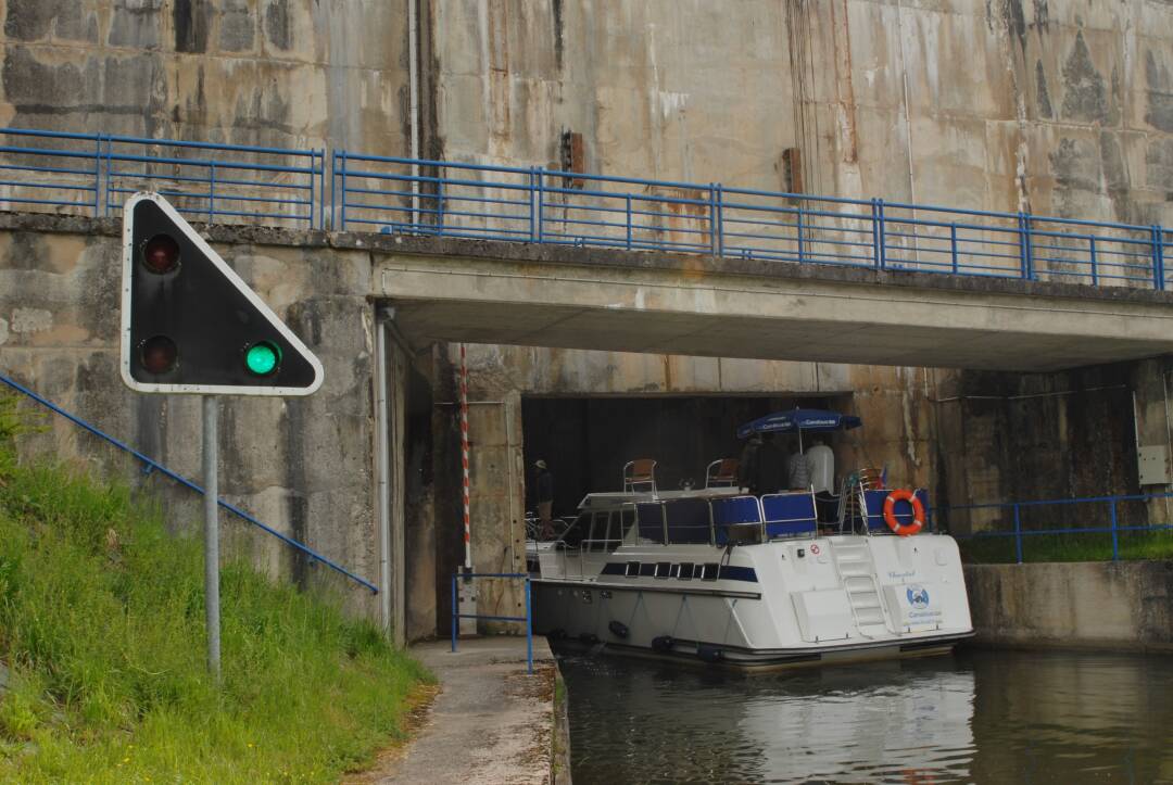 R&eacute;chicourt Lock, the highest in France: The construction of the Grande &Eacute;cluse, in the 1960s, made it possible to replace 6 locks. An impressive structure due to its height (15.70 m), it offers a magnificent view of the ponds.