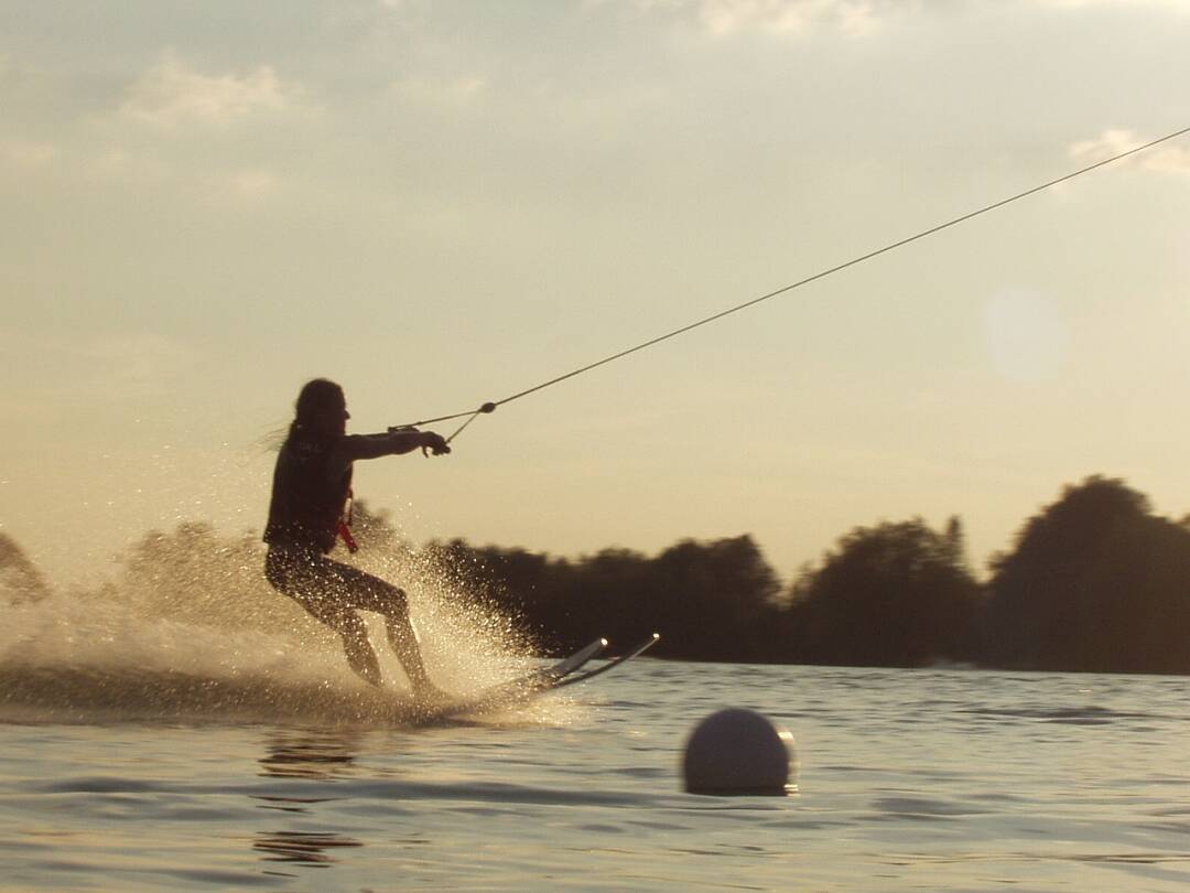 Pradines water sports centre. Near Douelle, the Pradines water sports centre offers all sorts of water sports activities (water skiing, canoe hire, paddle boarding, etc.).