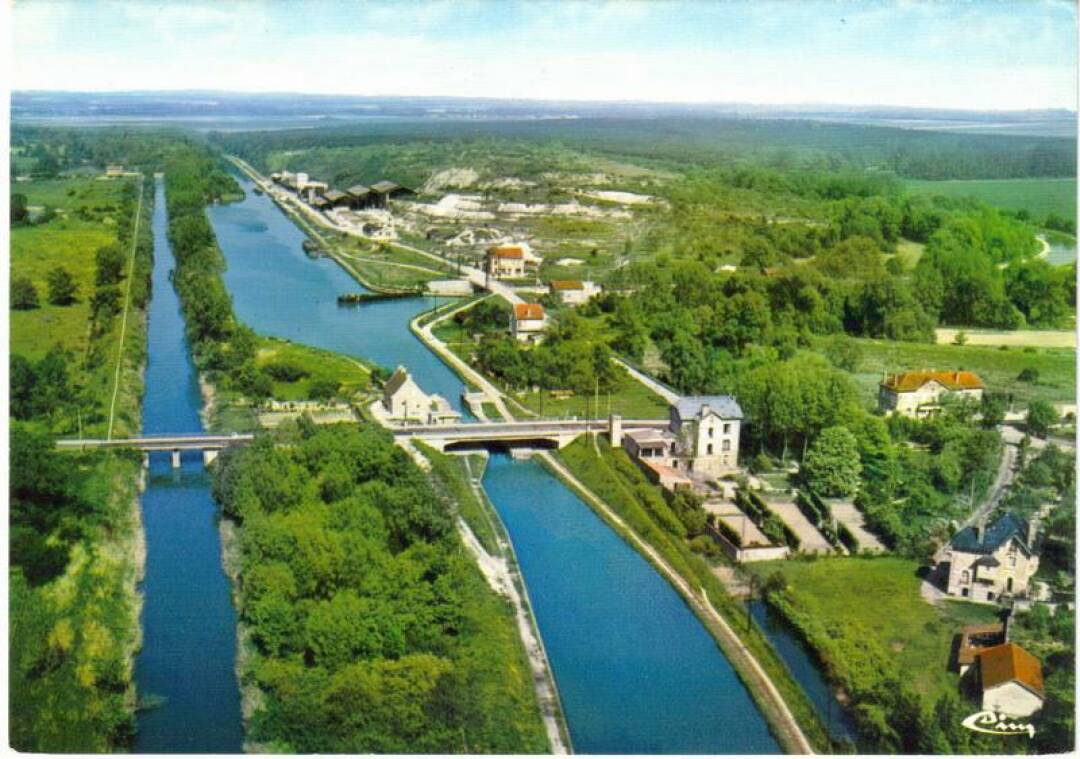 Berry au Bac

Located at the crossroads of the Aisne and the Canal des Ardennes. You will find several relics of the 1st World War.