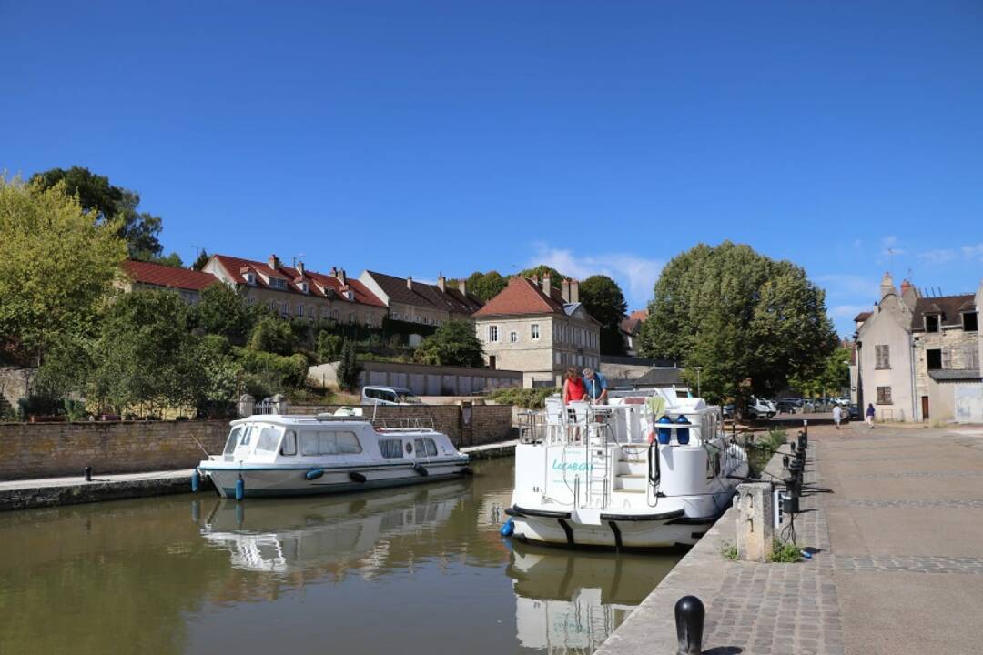 Clamecy: Once the capital of timber rafting, Clamecy has a marina on the Nivernais Canal at the foot of a hill. Two nautical stops are worth a visit: Villiers-sur-Yonne, with its pretty town centre full of flowers, and Chevroches, a former quarry village, which overlooks the entire Yonne valley.