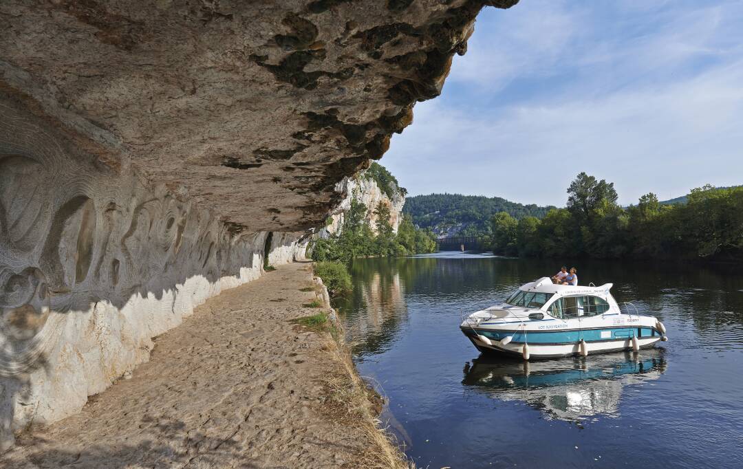 Towpath dug into the rock. This towpath, from Bouzies to Saint-Cirq-Lapopie, offers you a magnificent walk. At the Ganil lock, you will find yourself walking under the rock.