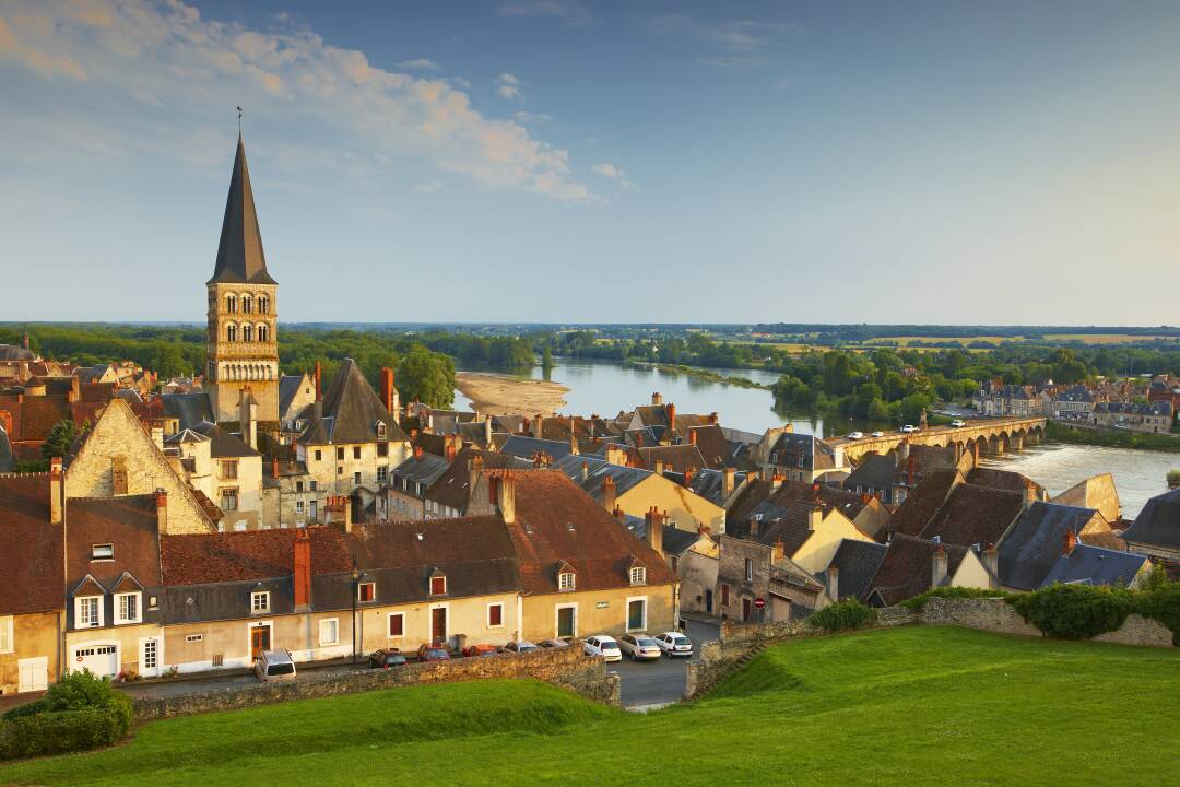 La Charit&eacute; sur Loire: Booksellers, bookshops, calligraphers, illuminators and bookbinders make La Charit&eacute;-sur-Loire a real book town. There are many events linked to this throughout the year. The festival of the word in June, the fair of old books and old papers in July, the night of the book in August...