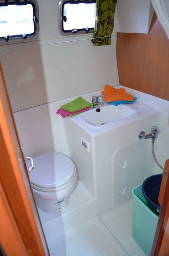 Tarpon 49 Quattro Prestige - Bathroom with Electric Toilet