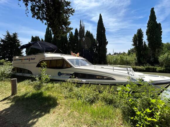 Mystique avec bimini de profil