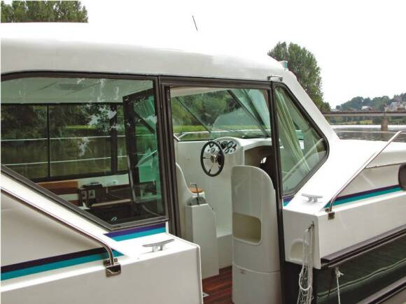 Boating Holidays with Confort 900 A - A Side Door for easy Access on Board