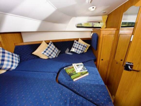 Haines 34 - Front Cabin, choice between a Double Bed or 2 Single Beds