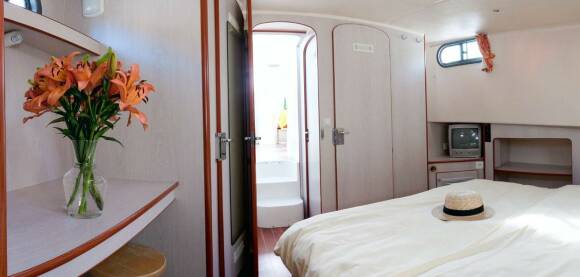 Confort 1350 VIP - Rear Cabin with a Double Bed
