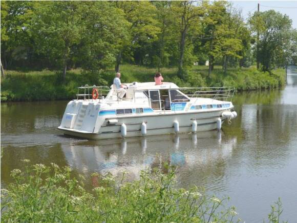 Canal Boat Tarpon 37 - Outside Steering Position