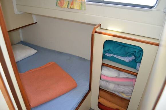 Triton 1050 - Middle Cabin with a Double Bed and a Single Bed