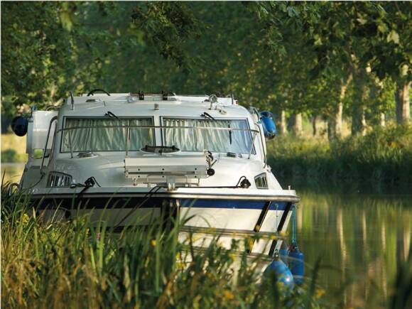 Boating Holidays with Haines 40 - Comfort for 4 Adults and 2 Children