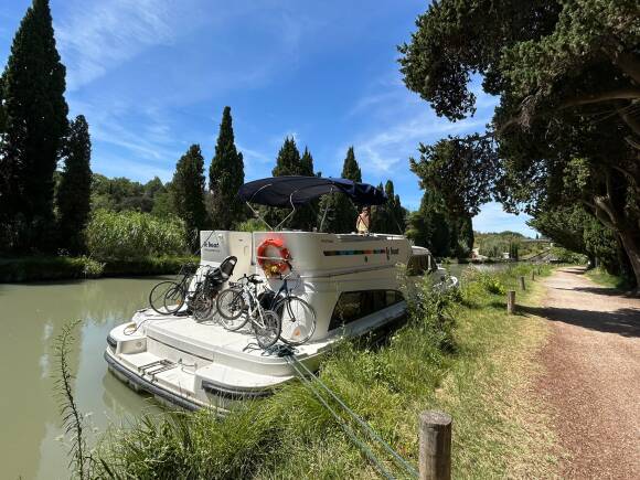 Mystique avec bimini vu de derrière