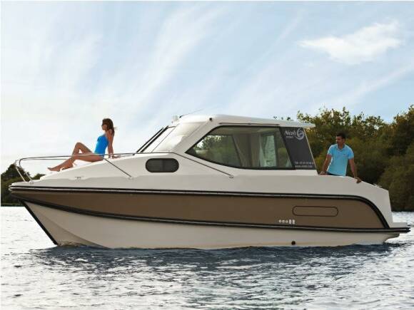 Boating Holidays with Sedan Primo- One Double Cabin, ideal pour a Couple