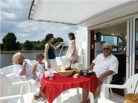 Boating Holidays with Estival Octo - A Great Rear Sundeck