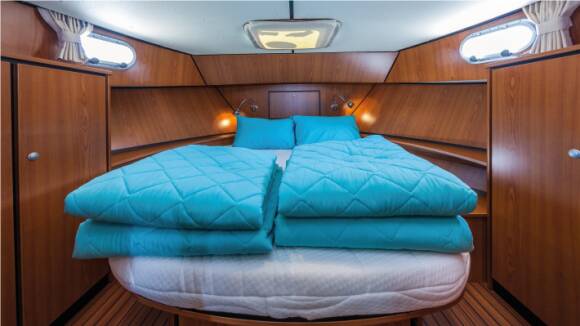 Linssen Grand Study 34.9 - Front Cabin with a Double Bed