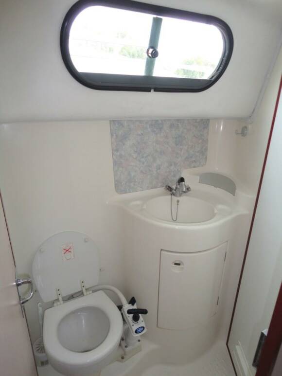 Sedan 1160 A - Barthroom with Electric Toilet