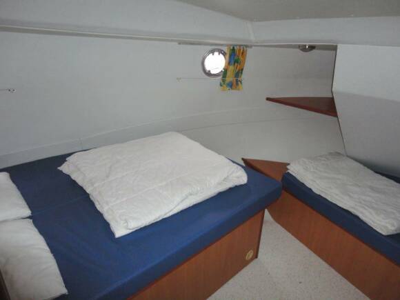 Tarpon 32 - Front Cabin with a Double Bed and a Single Bed