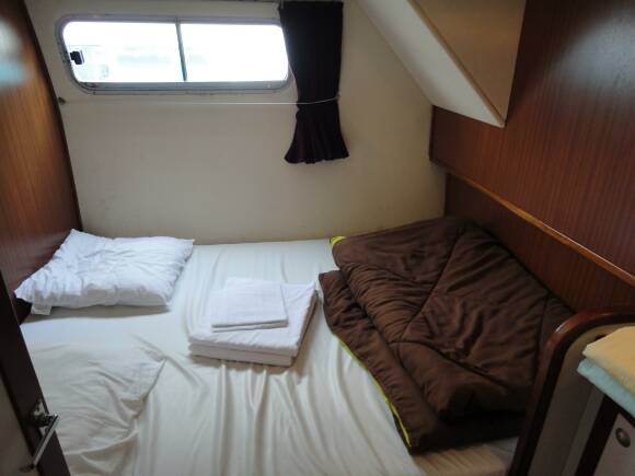 Tarpon 42 - Middle Portside cabin with a Double Bed